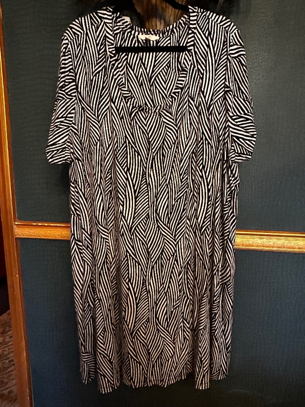 Navy blue/white dress w/ pockets, scoop neck. Very versatile,  season  NWT